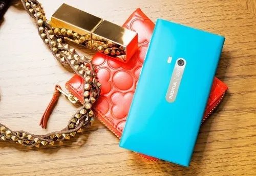 不跟随的智能机 诺基亚N9特价1100元