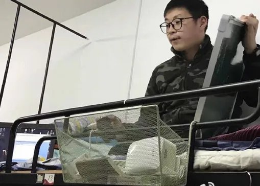 学霸寝室讲课走红是怎么回事？