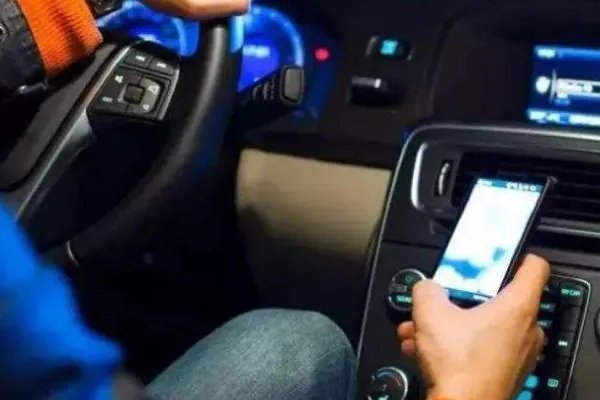 英国将全面禁止开车用手机,你赞成这样的做法吗?