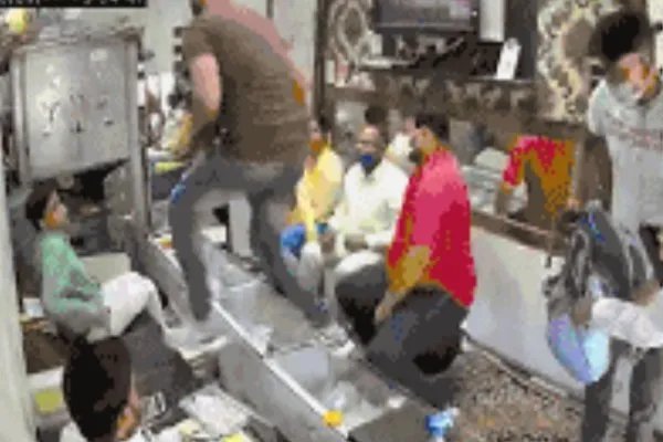 男子先消毒双手后抢劫,究竟是怎么回事?