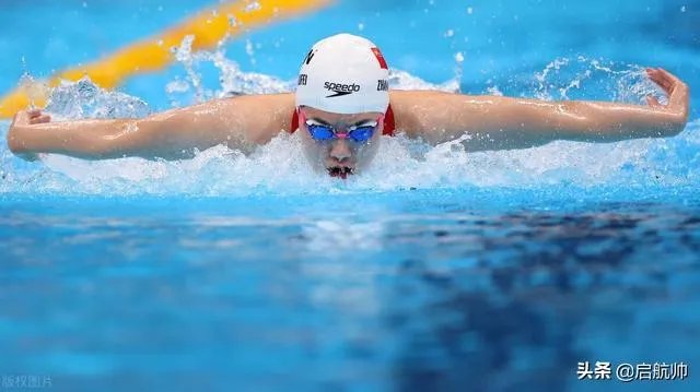 关晓彤晒出与张雨霏合影，两种风情，哪种美更胜一筹？