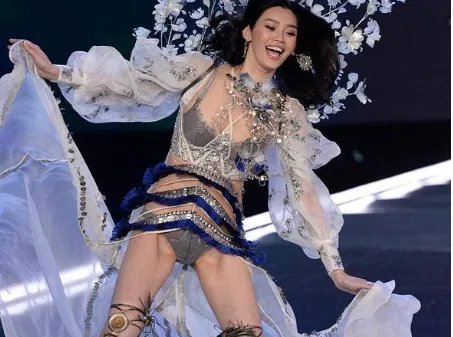 奚梦瑶摔倒的原因?