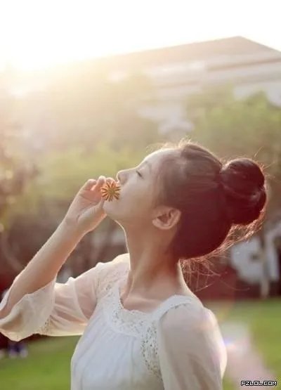 求几张穿着白色衣服的非主流唯美图片。。。