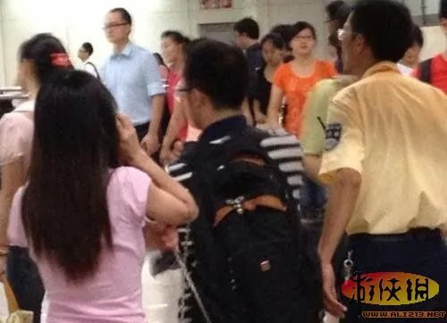 男子因地铁太挤解开女子内衣发泄 称无意骚扰