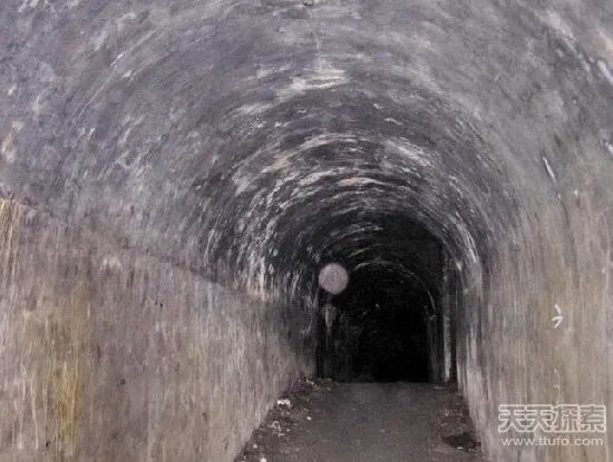 男子挖开神秘地洞 进去发现神秘世界(组图)