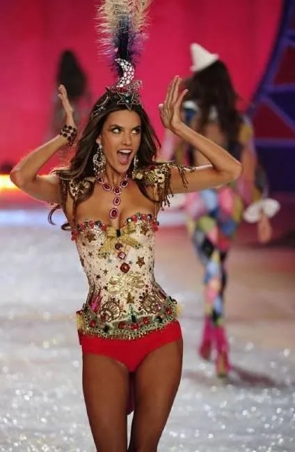 2017维密大秀,超模奚梦瑶不慎摔倒,未来的道路会如何?