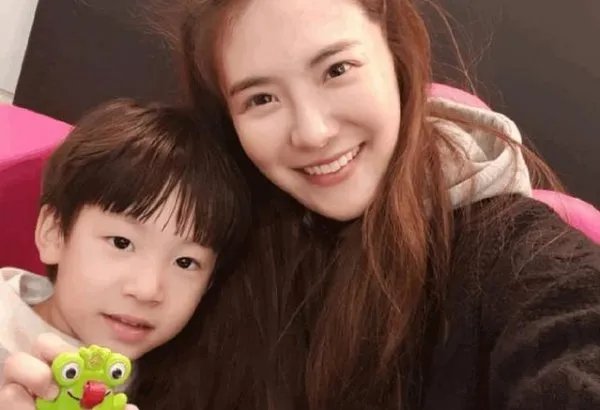 韩女星刘荷娜躺在公公腿上惹争议,是网友管的太宽?还是行为确实不端?