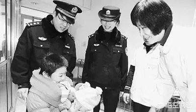 8岁儿子给警察老爸发红包:我用压岁钱,买爸爸一天的陪伴,家庭和工作的时间矛盾如何解决?