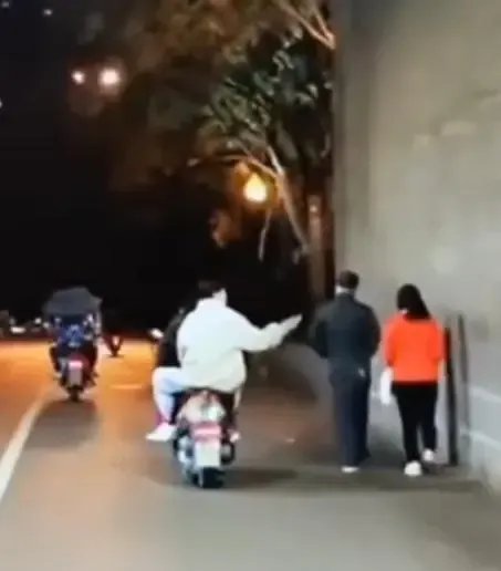 西安警方回应男子向路人泼不明液体:系瓶装饮料!如何严惩这名男子?