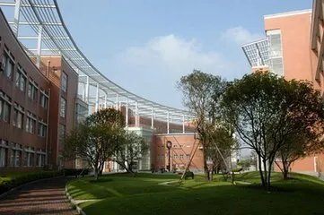 在华师大二附中就读是怎样一番体验？