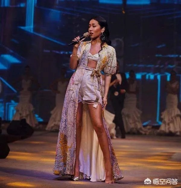 主持节目时高跟鞋掉了怎么办?