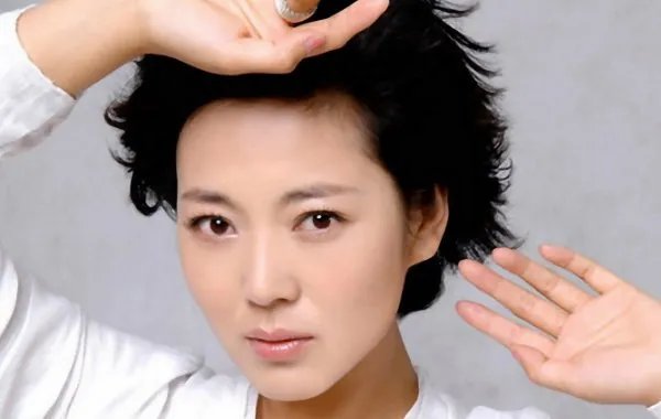 王茜华:演农村剧走红,为拍戏整容200次,今50岁现状如何?