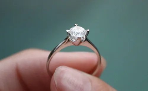 钻戒鉴定要多少钱  怎样鉴定钻戒真假