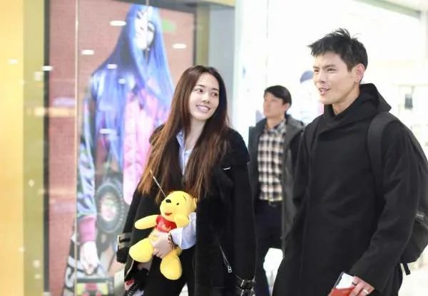 向佐和郭碧婷究竟是怎么认识的？