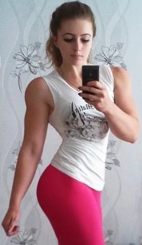 俄罗斯17岁女汉子走红 芭比脸型男身萌还是猛？