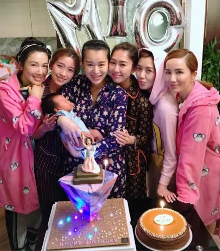 胡杏儿给闺蜜团喝母乳了吗？