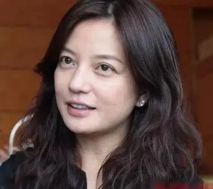 赵薇离了婚是真的吗最新消息，赵薇现在年龄多大