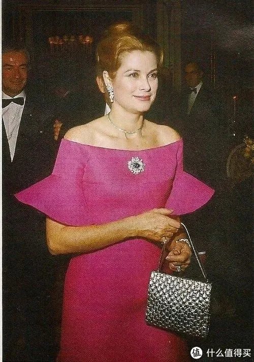 女士胸针怎么佩戴