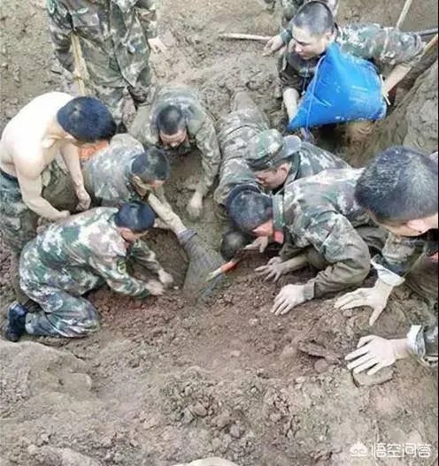 两名工人被垮塌泥土掩埋,50多名武警徒手挖人,你怎么看?