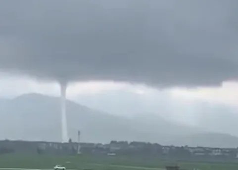 大理洱海现龙吸水，这种景观是怎样形成的？