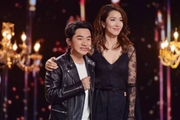 王祖蓝与老婆李亚男外貌相差甚远，为什么李亚男还那么爱王祖蓝？