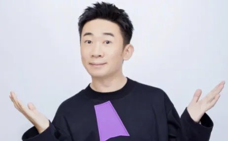 从草根变明星,笑星杨迪当场下跪感谢父母,透露辛酸史引爆泪腺,怎么回事?