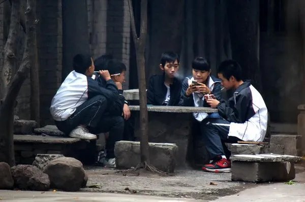 演员边程就未成年吸烟道歉，你怎么看待未成年人吸烟这件事情？