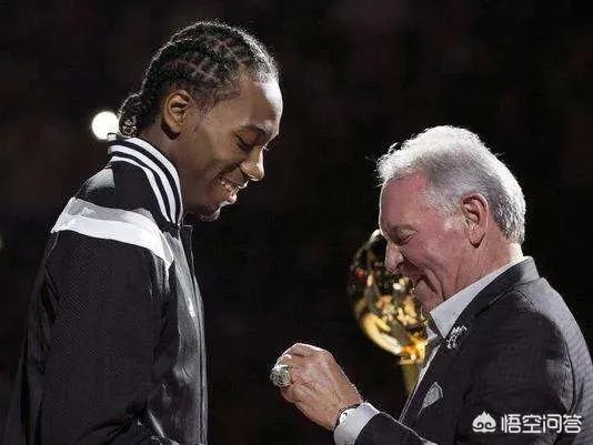 科比发推特慰问波波维奇，小卡为何无任何表示？