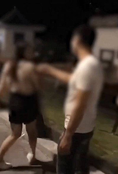 女子与陌生男子逛街被老公发现 现场画面曝光引网友众议