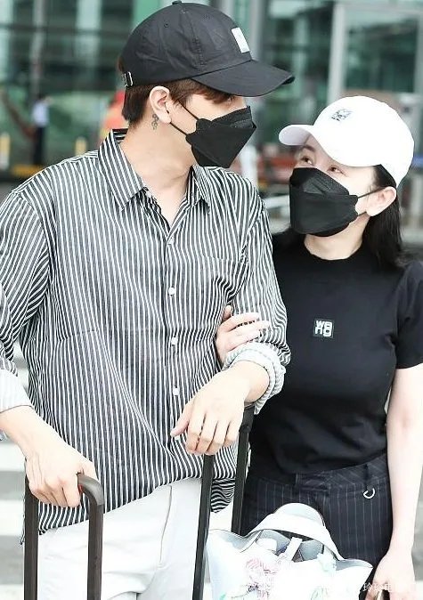 张檬金恩圣身穿条纹衬衫条纹裤,情侣装穿搭惹人羡,你认为呢?