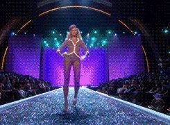 2017维密大秀,超模奚梦瑶不慎摔倒,未来的道路会如何?