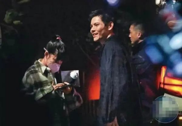 向太携儿子儿媳与友人聚餐，为何郭碧婷表情一脸冷淡？