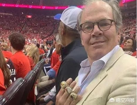 骚操作！勇士老板在赛后晒冠军戒指内涵火箭，球迷吐槽指责其没气度，对此你怎么看？