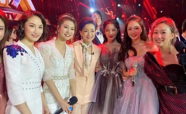 领诵员冯琳一夜成名，昔日被上海台主持人比赛淘汰未来何去何从，你怎么看？