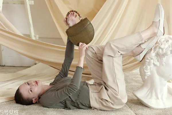 皮包掉皮怎么修复 学会使用鞋粉