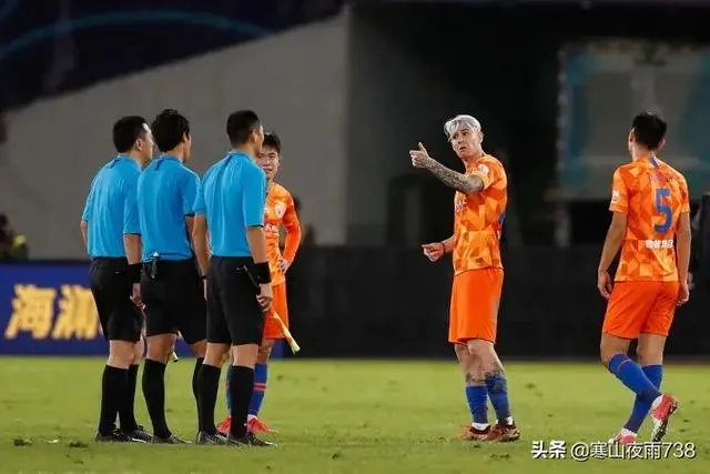 中超联赛裁判一年的年薪有多少钱呢?他们是如何选拔的?