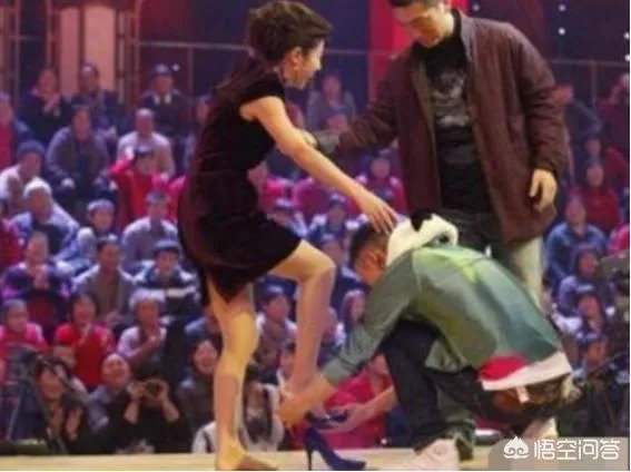 主持节目时高跟鞋掉了怎么办?