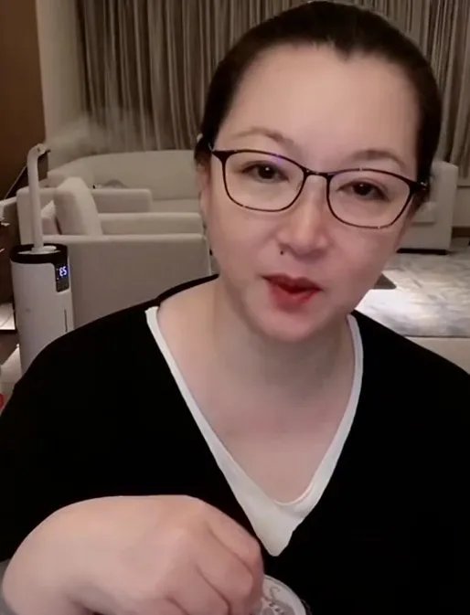 赵本山妻子谈女儿整容,坦言看着很揪心,女儿整容她该不该阻止?