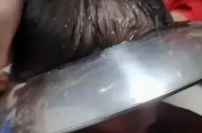 男孩脑袋卡进锅盖取不下来,消防员是如何帮忙的?