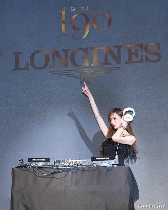 47岁林志玲晒活动美照 身穿长裙优雅知性