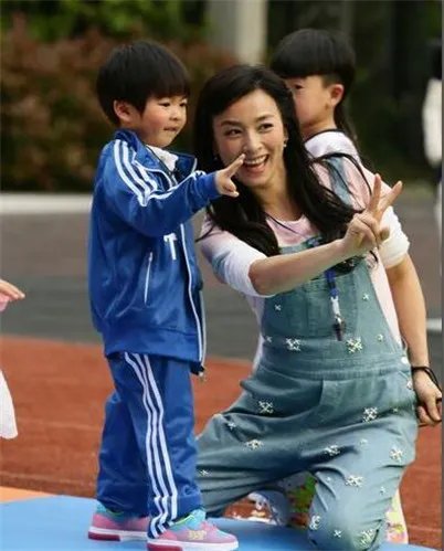 张庭的儿子为什么叫安东尼？ 综艺首秀任性叫板姐姐