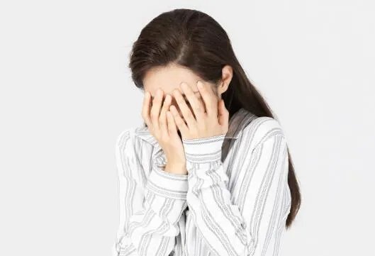 为什么一般人在哭泣时也会流鼻涕 人哭的时候为什么会流鼻涕