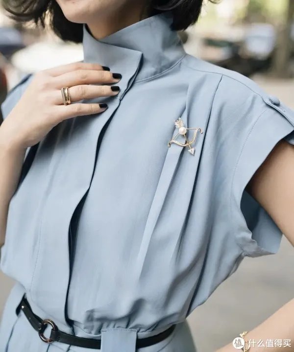 女士胸针怎么佩戴