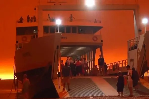 希腊山火失控天空被火光映红 野外用火安全注意事项