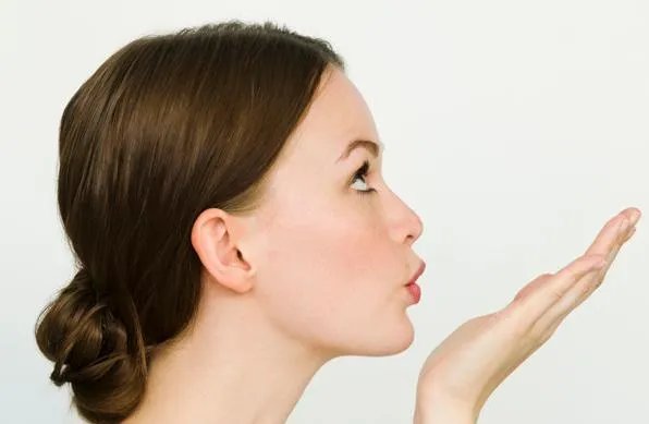 学习化烟熏妆的步骤,清纯优雅的烟熏妆?