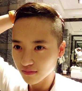 奶茶千金蒋瑶嘉：蒋瑶嘉寸头PK长发哪个更惊艳？