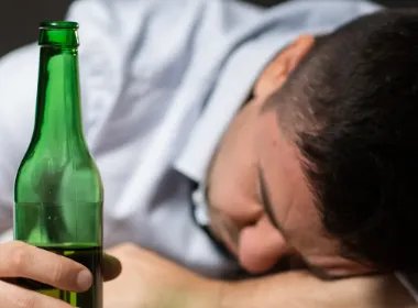 男子酒后坠楼身亡,同饮者赔偿17万!如何从法律解读该判决?