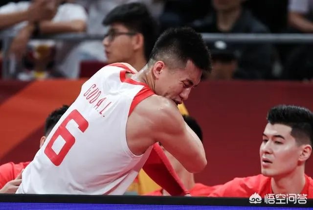 有人说男篮惜败波兰不怪周琦,责任在李楠,周琦不应该被骂的一无是处!你怎么看呢?