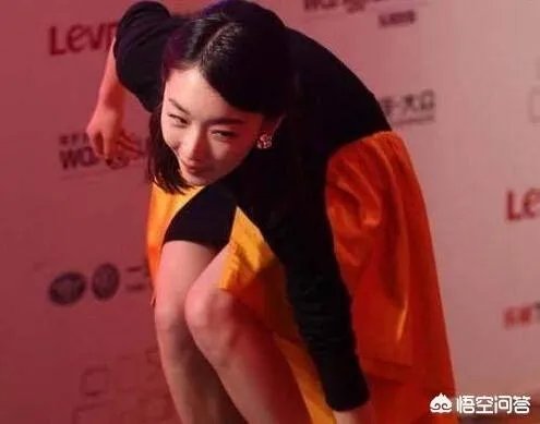 主持节目时高跟鞋掉了怎么办?