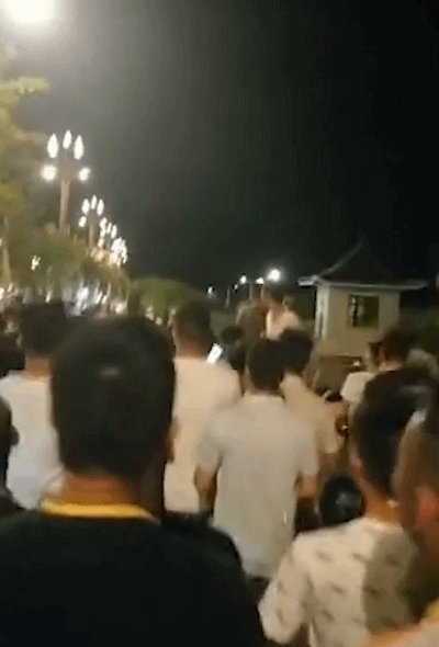 女子与陌生男子逛街被老公发现 现场画面曝光引网友众议